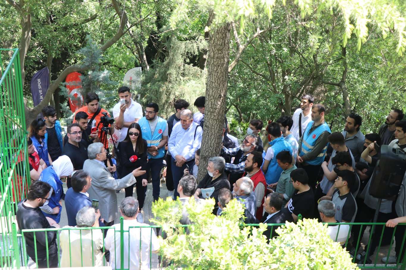 Necip Fazıl Kısakürek vefatının 39'uncu yıl dönümünde mezarı başında anıldı Necip Fazıl Kısakürek vefatının 39'uncu yıl dönümünde mezarı başında anıldı